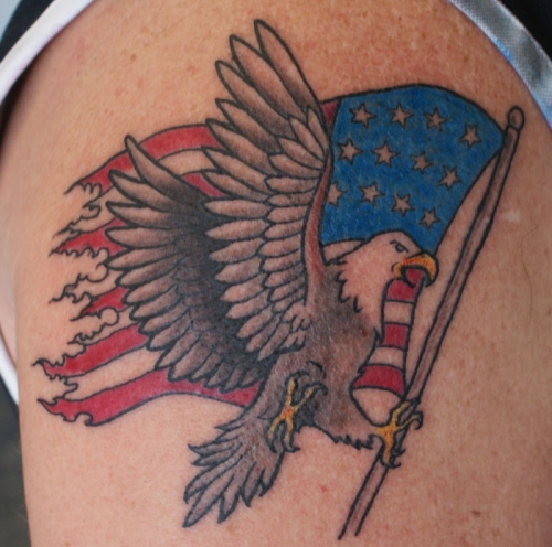 Tatuaje en el hombro, bandera patriótica de la vieja escuela