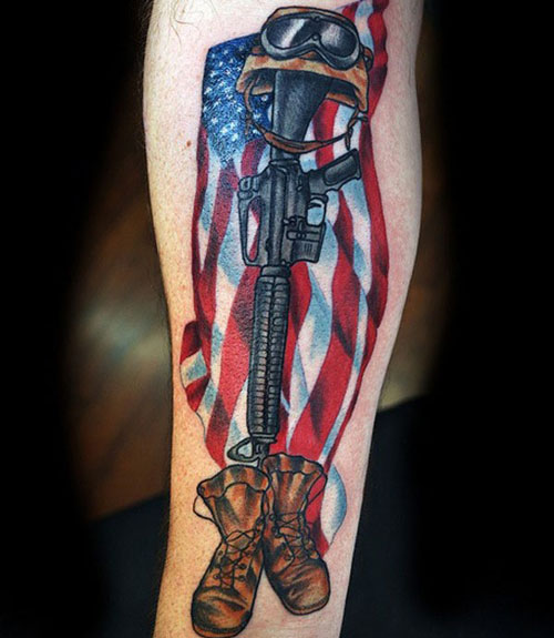 Tatuaje patriótico de la bandera americana para miembros militares
