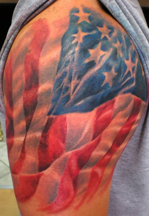 Tatuaje en el hombro, bandera de Estados Unidos realista