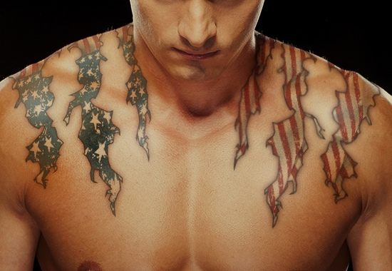Tatuaje de bandera americana hecha jirones para hombres