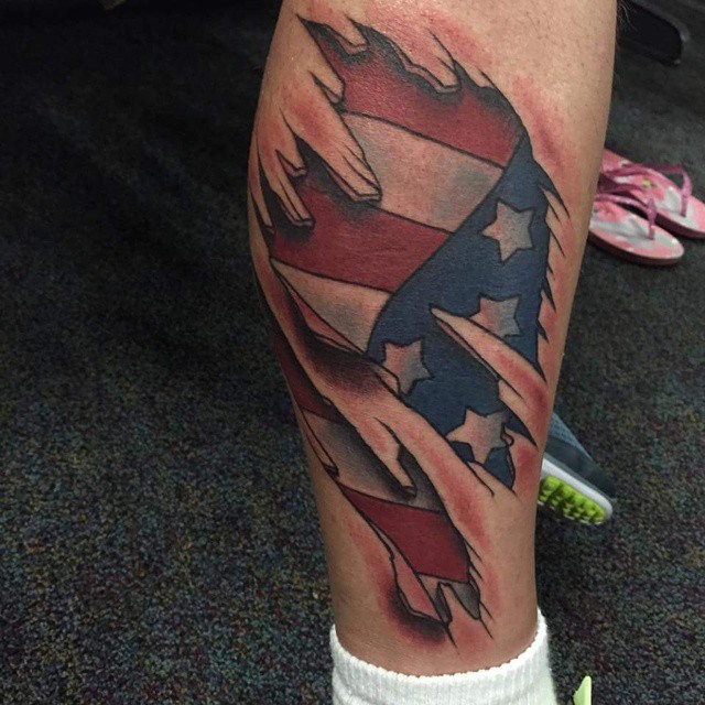 Tatuaje en la pierna, bandera americana con piel rasgada