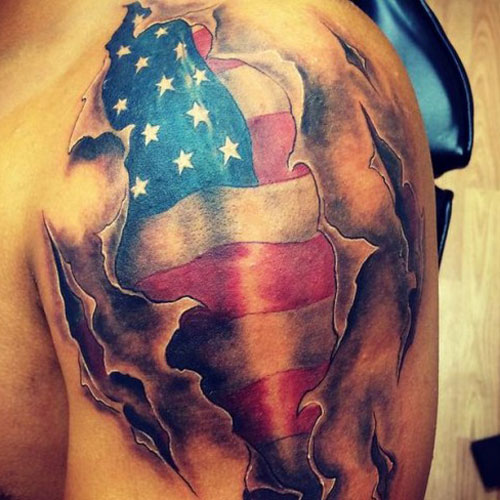 Tatuaje en el hombro, bandera americana rasgada
