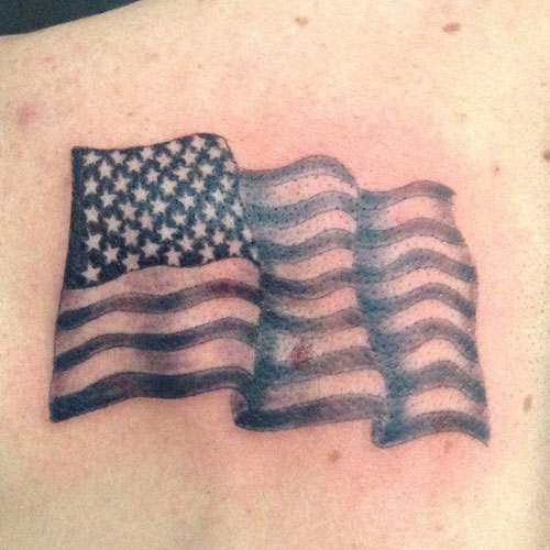 Pequeños diseños de tatuaje de bandera americana ondeando