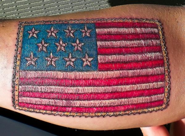 Tatuaje en el antebrazo, bandera americana cosida