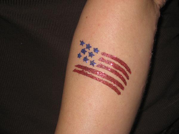 Tatuaje en el brazo, bandera de Estados Unidos brillante pequeña