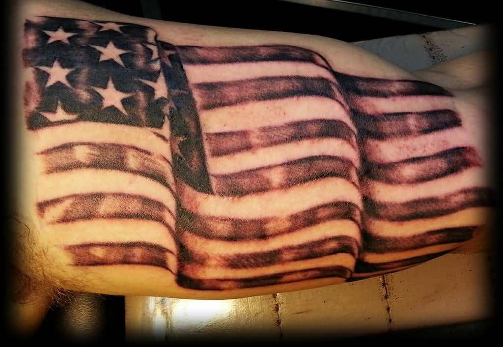 Tatuaje en el antebrazo, bandera patriótica de Estados Unidos