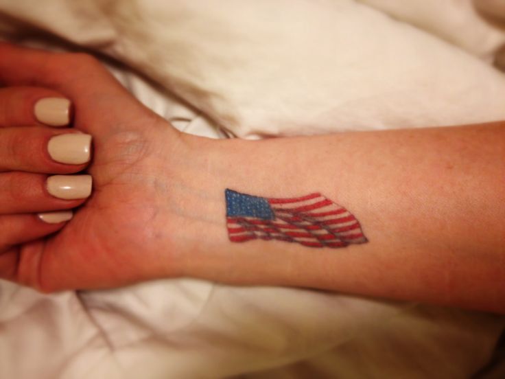Tatuaje en la muñeca, bandera americana pequeña