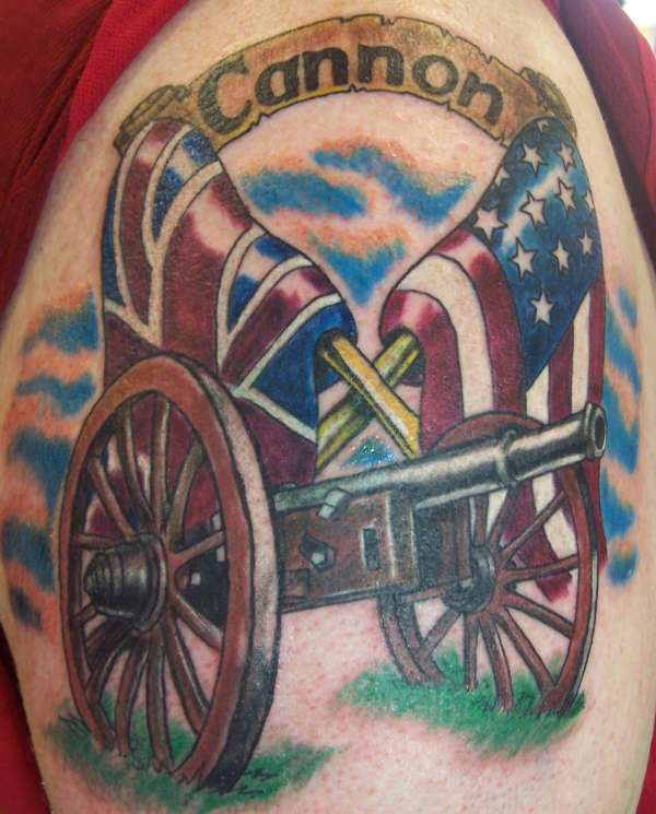 Tatuaje de cañón de bandera americana increíble