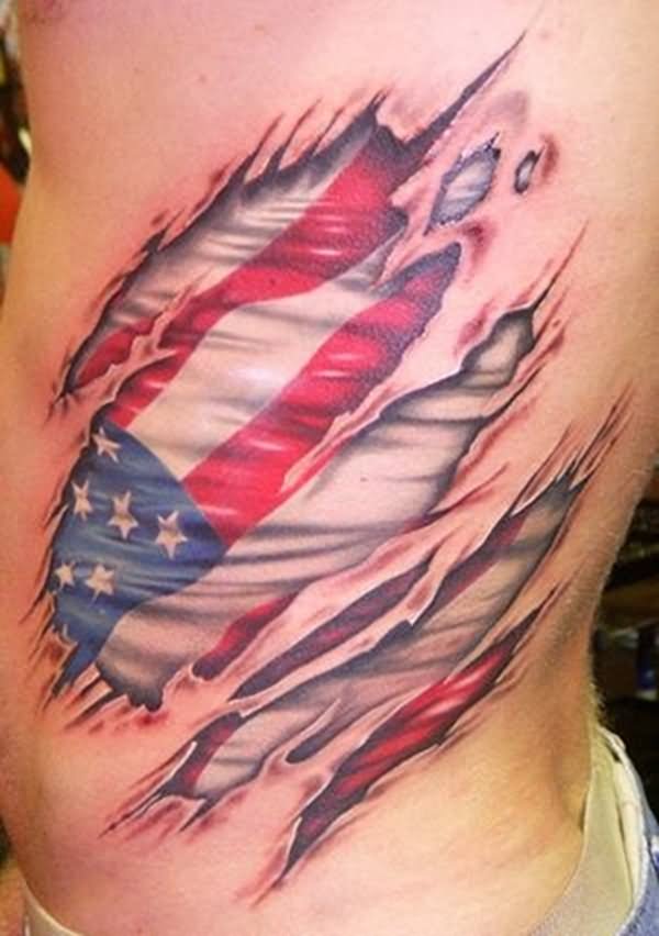 Tatuaje en el costado, bandera de Estados Unidos con piel rasgada y rasgada