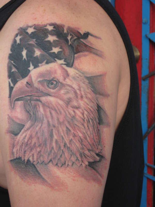 Tatuaje en el hombro, águila y bandera americana
