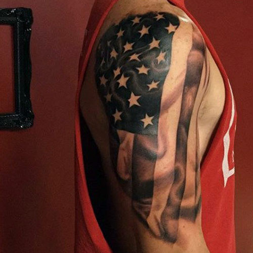 Tatuaje en la manga de la bandera de EE. UU. Para hombres
