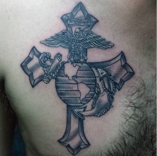 Diseño de tatuajes de cuerpo de marines y cruz en el pecho