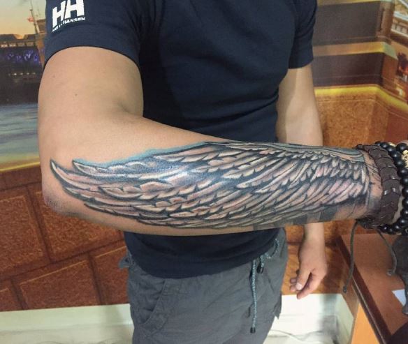 Tatuaje de ala en el brazo 1