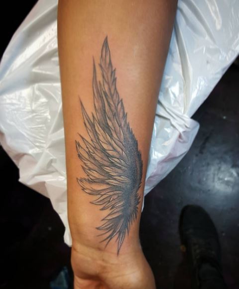 Tatuaje de ala en el brazo 12