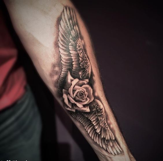 Tatuaje de ala en el brazo 16