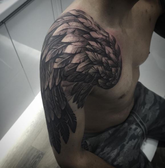 Tatuaje de ala en el brazo 17