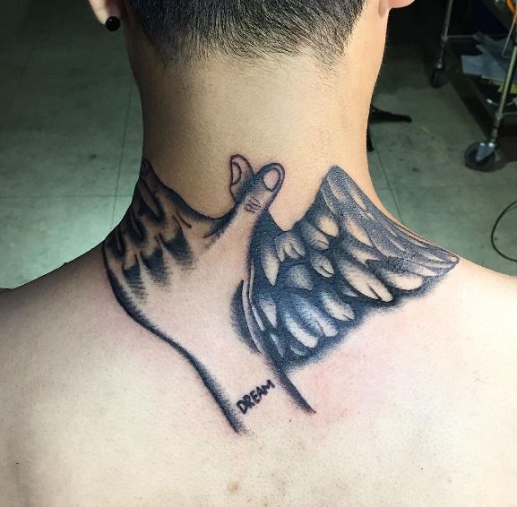 Tatuaje De Ala En El Cuello