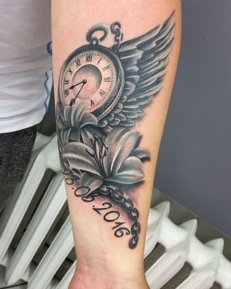 Tatuaje de ala en el brazo 18