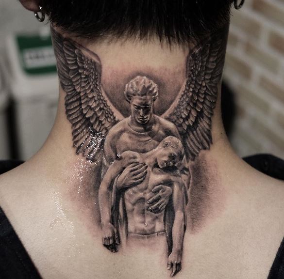Tatuaje de ala en el cuello 1