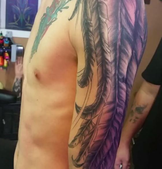 Tatuaje de ala en el brazo 24