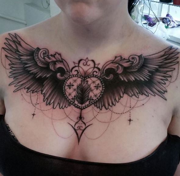 Tatuaje de ala en el pecho