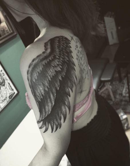 Tatuaje de ala en la espalda 2