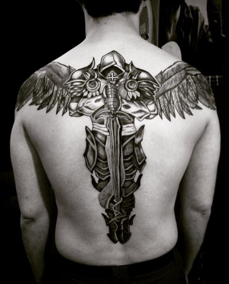 Tatuaje de ala en la espalda 5