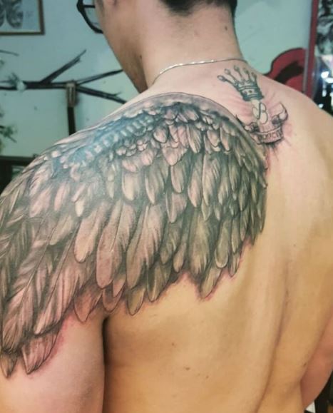 Tatuaje de ala en la espalda 6