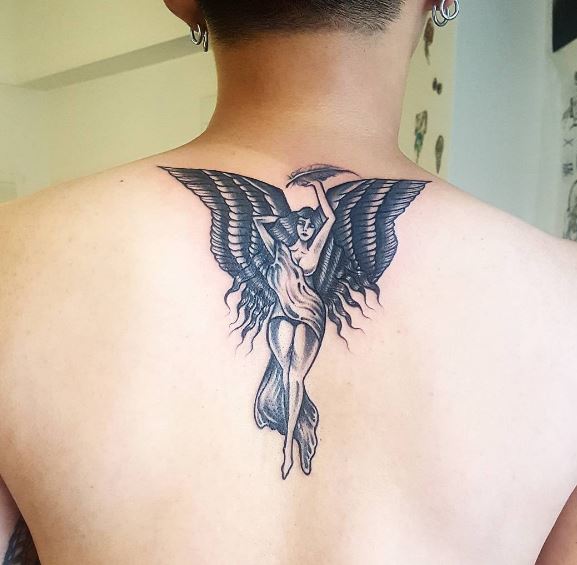 Tatuaje de ala en la espalda 10