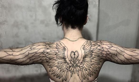 Tatuaje de ala en la espalda 9