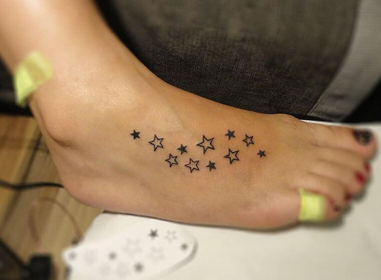 Tatuaje de estrella en el pie
