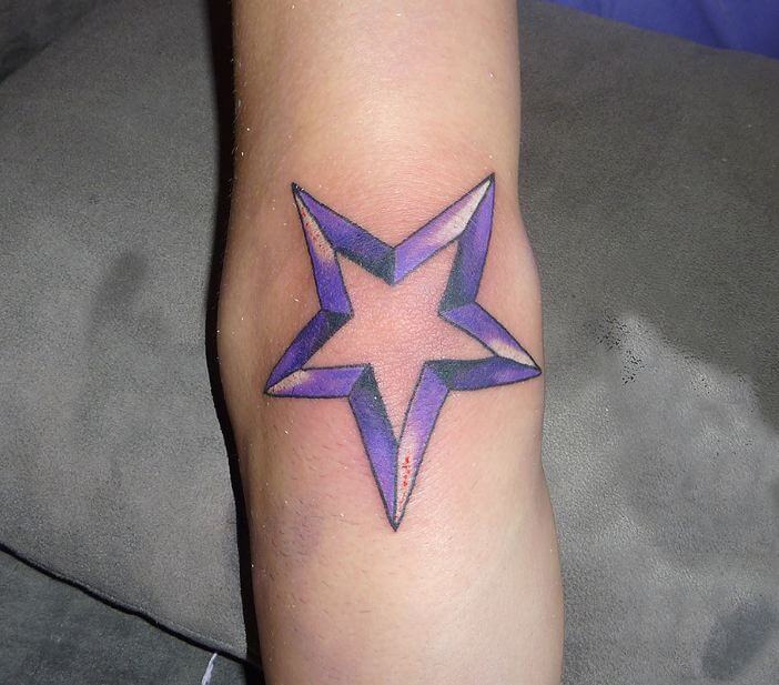 Tatuaje de estrella en el codo