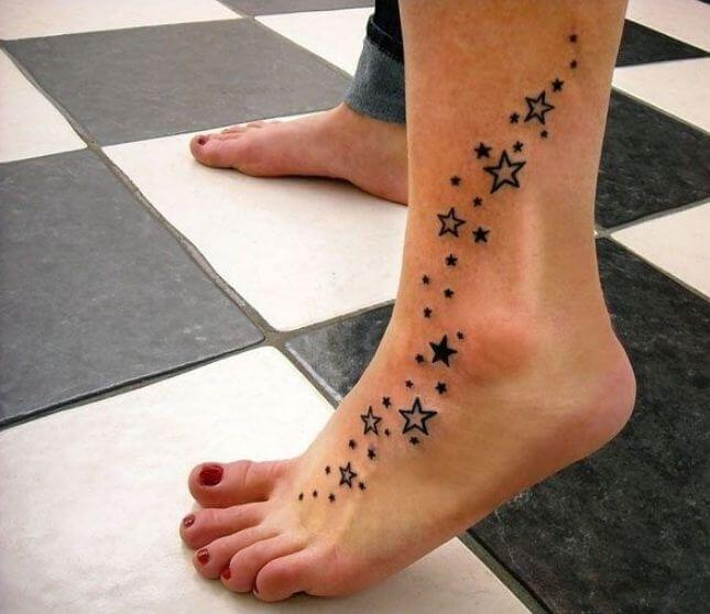 Tatuaje de estrella en los pies