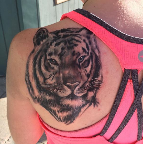 Tatuajes de animales salvajes negros y grises en el hombro