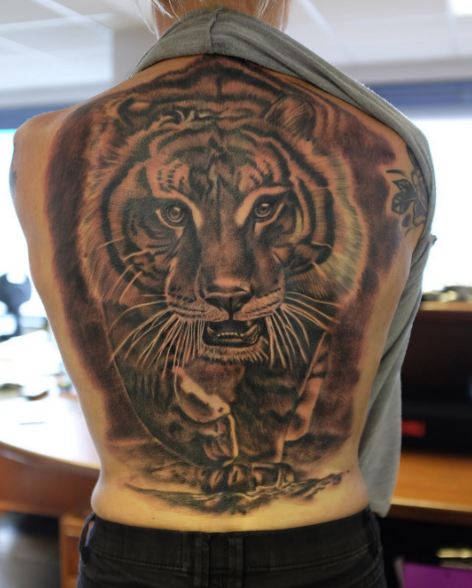 Tatuajes de animales salvajes en la espalda completa