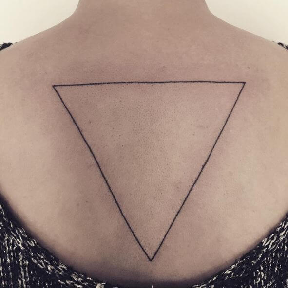 Diseño de tatuajes de triángulo de tamaño completo en la parte trasera
