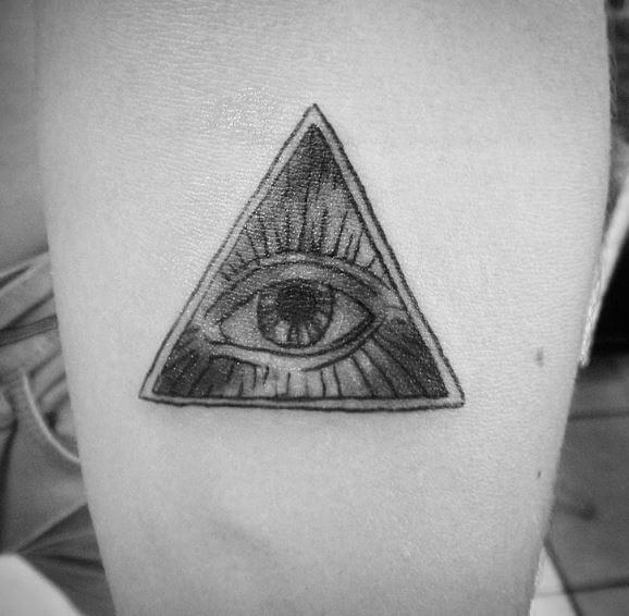 Diseño e ideas de tatuajes del triángulo Illuminati