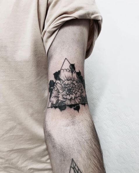 Tatuajes De Triángulos Con Flores