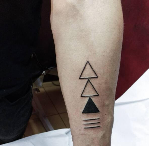 Diseño de tatuajes de triángulo de línea