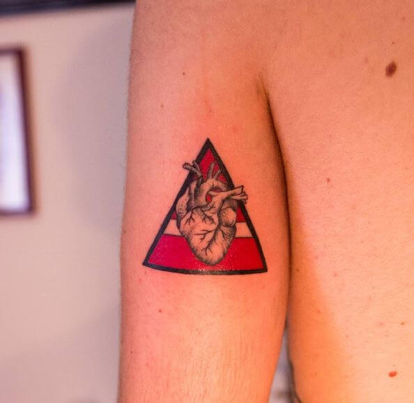 Diseño de tatuajes de corazón y triángulo