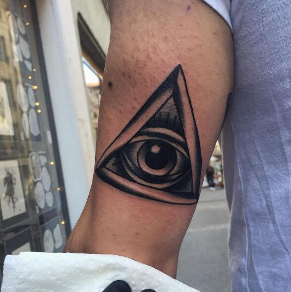 Diseño de tatuajes de ojos y triángulos en las manos