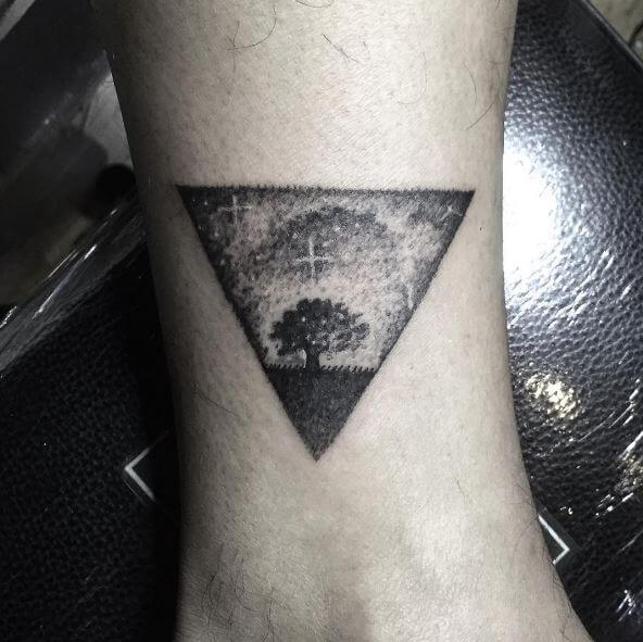 Bonito diseño e ideas de tatuajes de triángulo