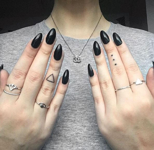 Diseño de tatuajes de triángulo pequeño en los dedos