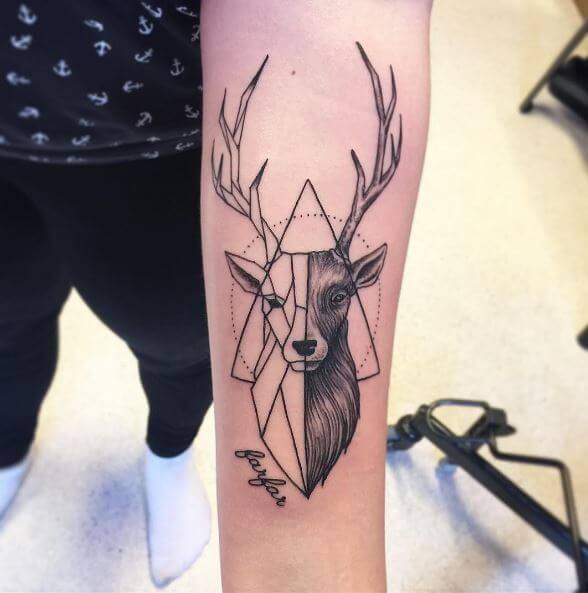 Diseño de tatuajes de triángulo y ciervo