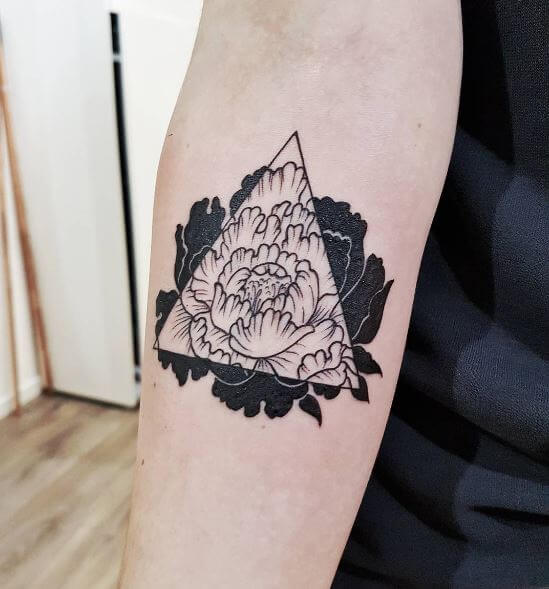 Diseño de tatuajes de triángulo y flor