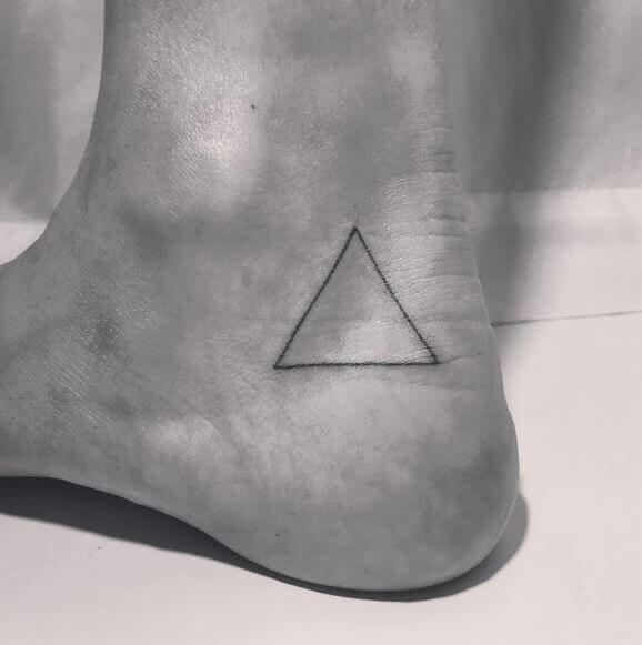 Diseño de tatuajes de triángulo a pie