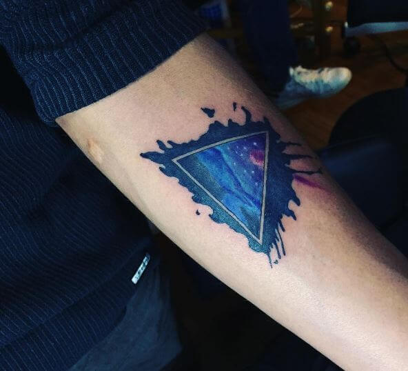 Diseño e ideas de tatuajes de triángulo de color de agua