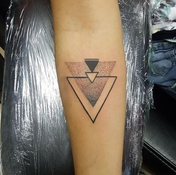 Diseño de tatuajes de triángulo en las manos