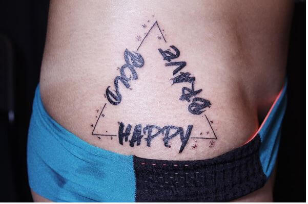 Diseño de tatuajes de triángulo con fuente