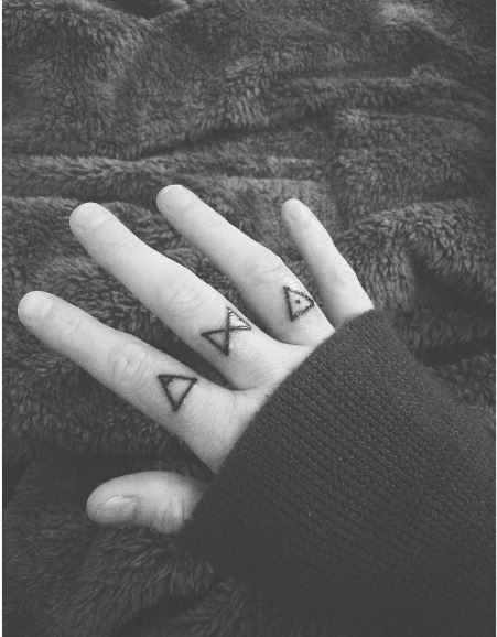 Diseño de tatuajes de glifos en los dedos